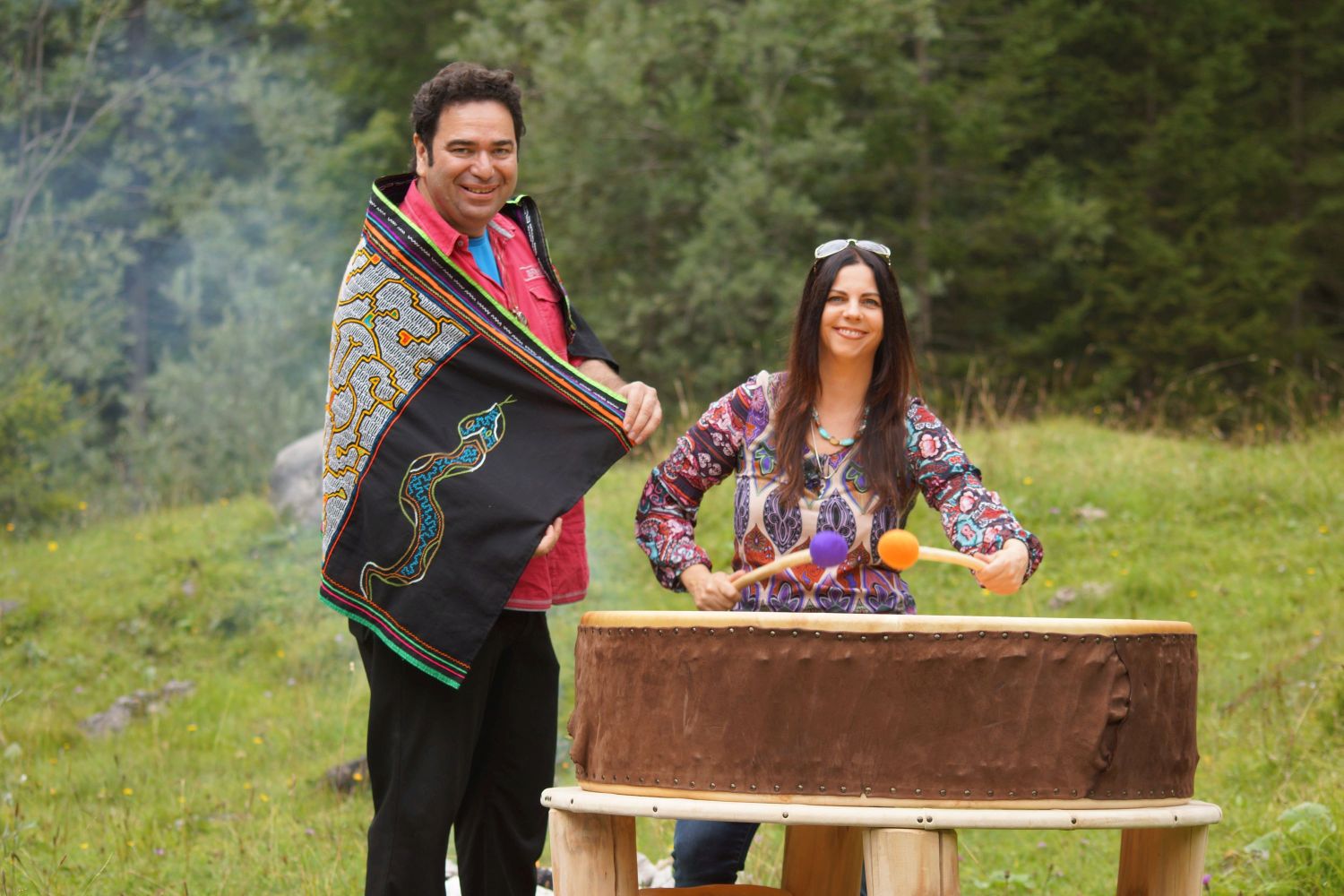 Carmen und Gerardo Laempe mit der Trommel