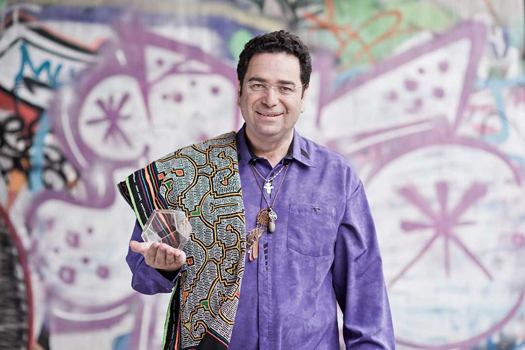 Gerardo J. Laempe, Business-Schamane, lächelnd mit einem Kristall in der Hand