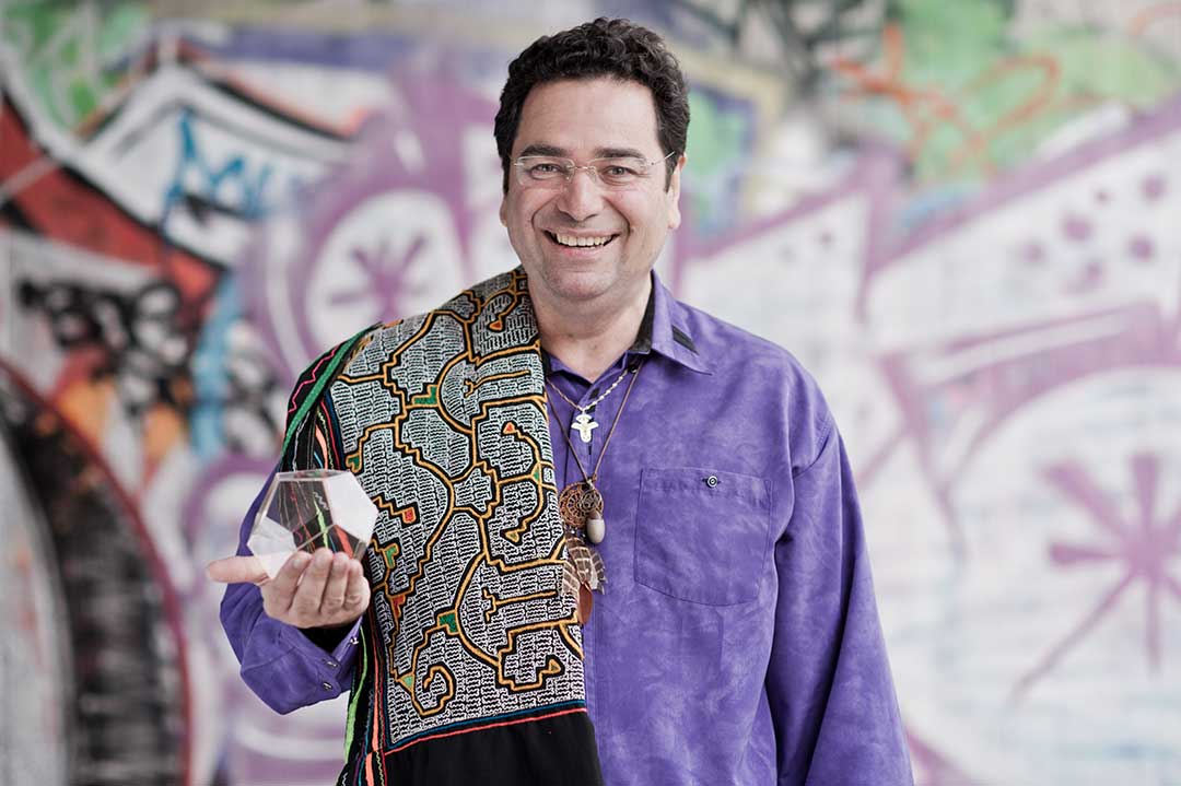 Gerardo J. Laempe, Business-Schamane, lächelnd mit einem Kristall in der Hand