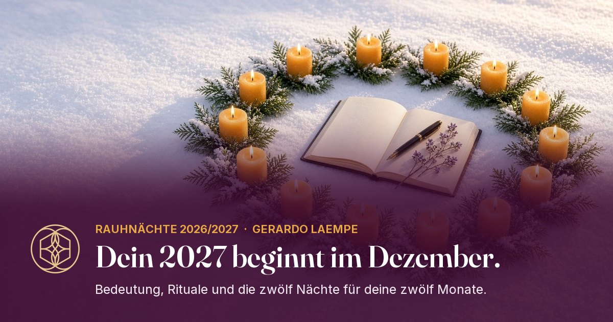 Zwölf Kerzen im Kreis auf frischem Schnee, in der Mitte ein offenes Journal. Rauhnächte 2026/2027: Dein 2027 beginnt im Dezember.